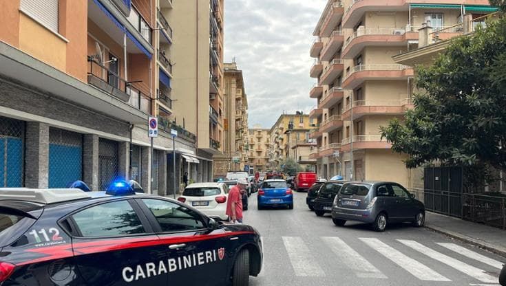 A 3 anni solo in casa si sporge dalla finestra, madre denunciata: “Ero a fare la spesa”