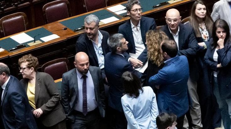 Dl sicurezza, l’opposizione occupa i banchi del governo. Espulso il dem Scotto
