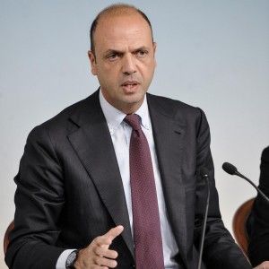 Immigrazione, Alfano: "Portare richieste asilo in Africa"