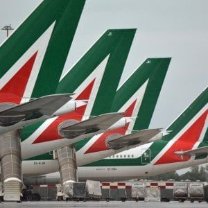Alitalia, l'allarme del commissario: "Subito la newco, in cassa solo 260 milioni"