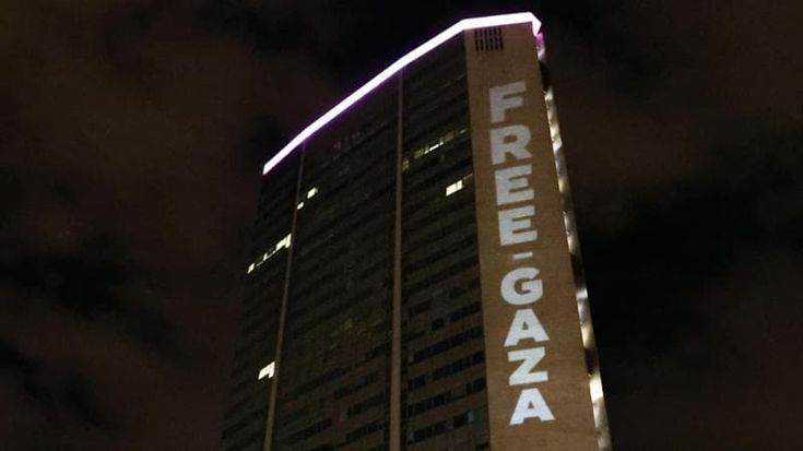 Scritta “Free Gaza” proiettata sul Pirellone: la Lega vuole punire Majorino e Paladini