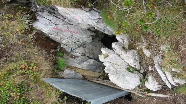 Speleologo ferito e incastrato in una grotta nel Cuneese, i soccorritori: “Difficile estrarlo”