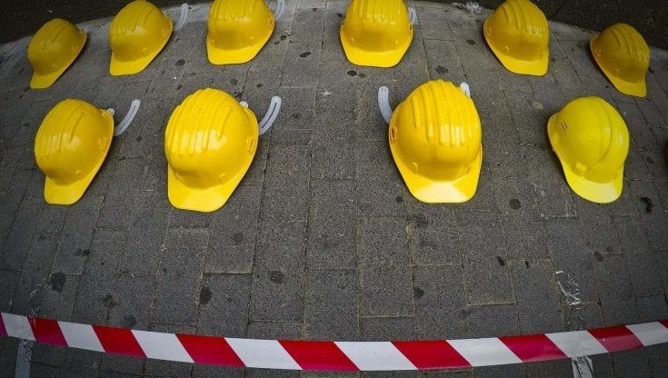 Incidenti sul lavoro, l'elettricista Gianni Russo muore cadendo da una scala: il 63enne trovato dopo 2 giorni 