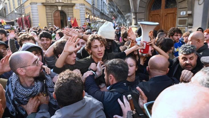 Tensione al corteo degli studenti. Valditara: “Chiesti fondi per l’edilizia scolastica”