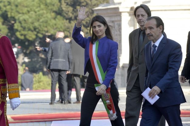 Virginia Raggi padrona di casa alla cerimonia dell'anniversario dei Trattati di Roma 