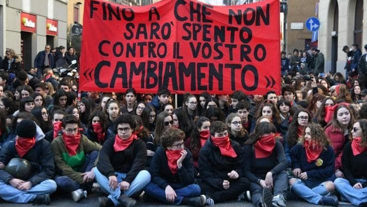 "I giovani non sono fragili, ma esclusi. L’eccesso di adulti che controlla tutto è il problema”