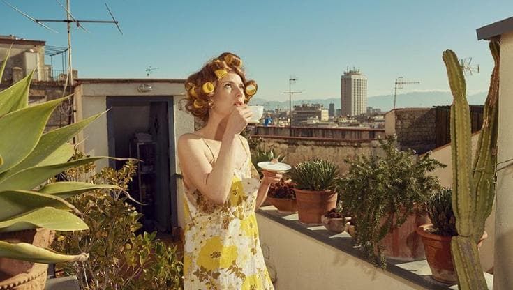 Ironica e misteriosa la Napoli nelle cartoline di Kourtney Roy