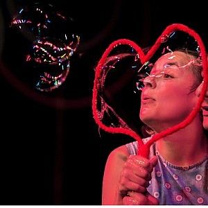 Danza, circo e bolle di sapone al Mongiovino. La vita di coppia in 'Alessandro e...Maria"
