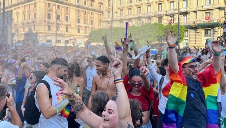 Napoli Pride gioioso e pacifico, in piazza Dante momento di tensione: propal contestano il corteo
