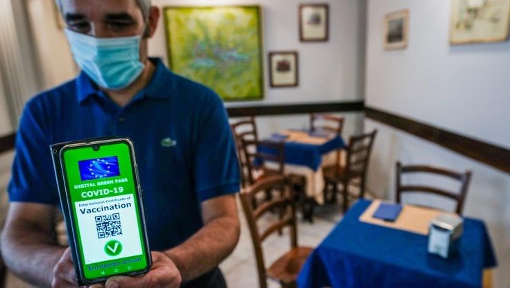 Green Pass, la rivolta de medici: "Folle concederlo con una sola dose. Favorisce la variante Delta"