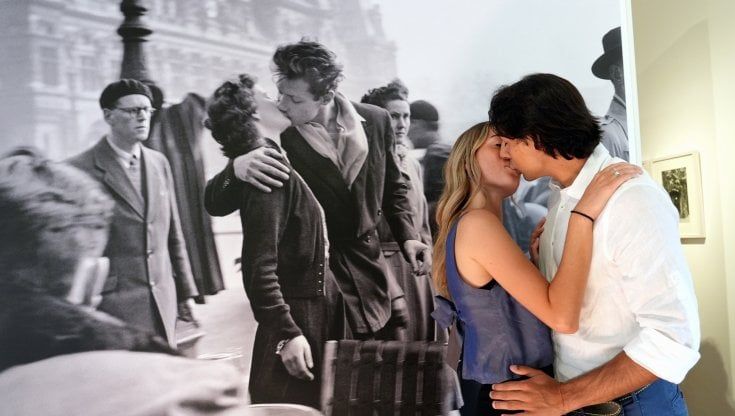 Cos'è l'amore perfetto? Il bacio della coppia di innamorati al Politecnico come quello della foto immortale di Doisneau