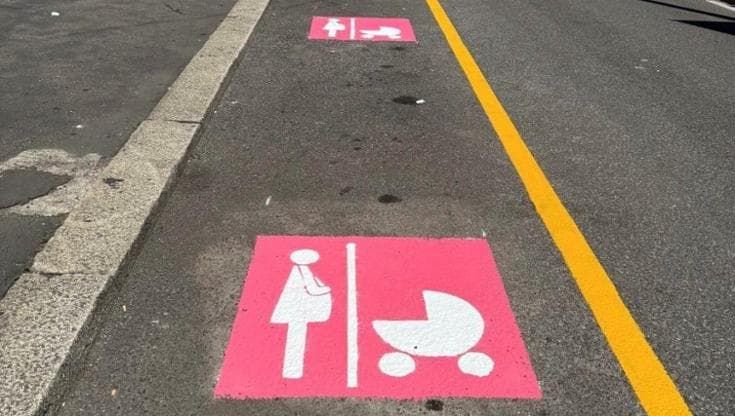 Palermo, in arrivo 200 stalli rosa per donne in gravidanza e famiglie. Approvato il regolamento