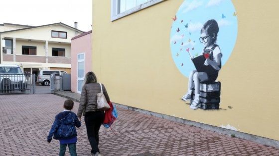 Covid Campania, la rivolta della scuola contro De Luca: "Chiudere è una sconfitta". Conte: "Non è la soluzione migliore"
