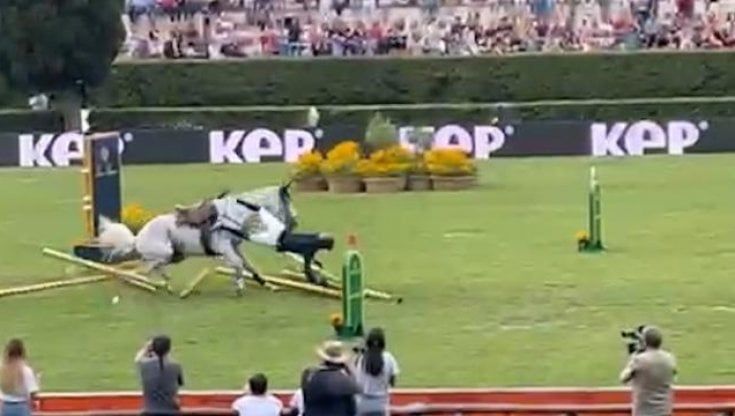 Piazza di Siena, lo svizzero Fuchs cade: si apre l'airbag nella giacca