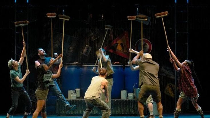 Il fenomeno Stomp, ovvero come riempire da anni i teatri con il suono di scope e bidoni