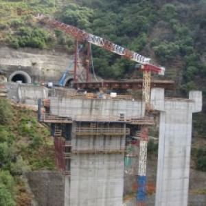 Cosenza, crolla viadotto: operaio di 25 anni muore precipitando da ottanta metri