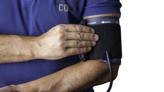 Doctor House: La pressione del chirurgo plastico e quella strana bevanda 