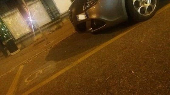 Torino, la sindaca dichiara guerra alla malasosta, ma l'auto blu del vicesindaco occupa i posti dei disabili