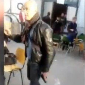 Pisa, blitz della polizia nell'ex Gea per lo sgombero degli studenti: c'era un agente con la pistola