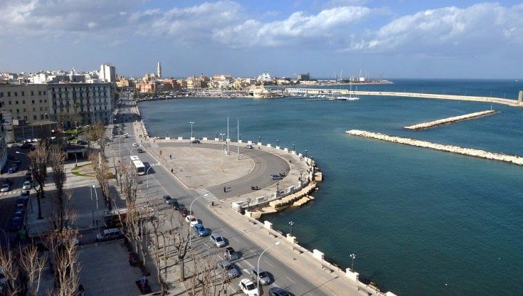 Covid, a Bari Decaro blinda panchine e giardinetti in vista del Natale: lo stop a Murat e Madonnella