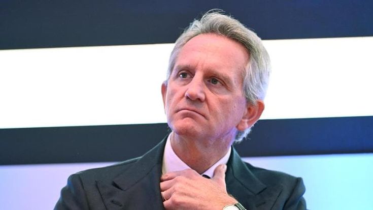 Nagel ai dipendenti: “Sapremo resistere” e prepara la risposta
