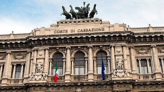 Dipendente denigra l'azienda su Facebook: la Cassazione legittima il lincenziamento