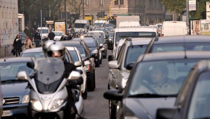 Salvini: "Via il superbollo auto, pronto un emendamento". Che cos'è e chi lo paga