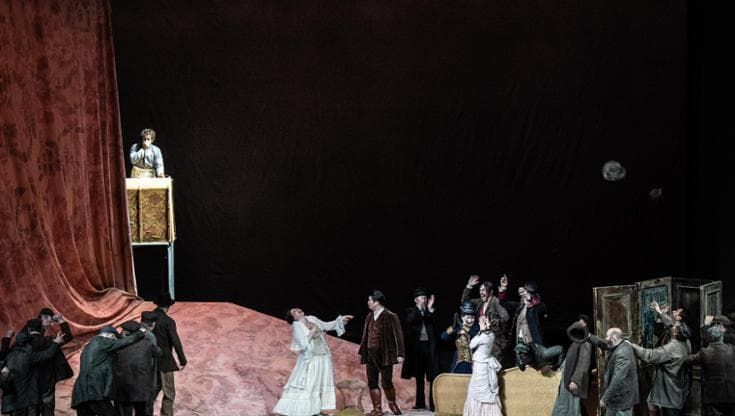 Petruzzelli, il Falstaff tra teli e querce: ottimi baritono e direzione, il finale fa sorridere