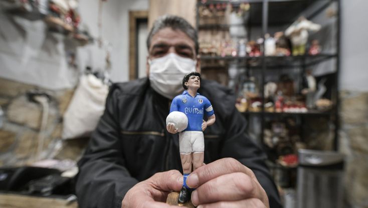 Napoli, il fratello di Maradona tra le botteghe di San Gregorio Armeno