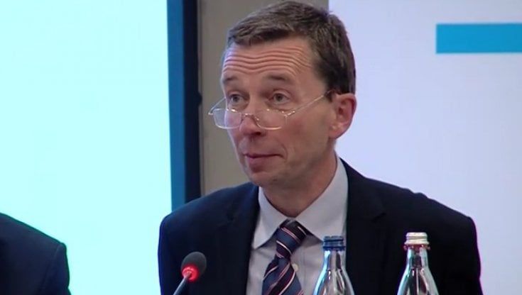 L'economista Lucke, autore del ricorso: "Giusto aiutare i Paesi in difficoltà, ma l'Ue non può indebitarsi"