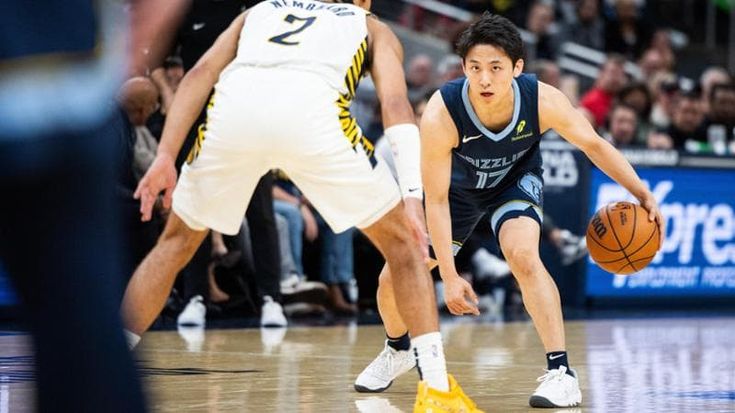 Yuki Kawamura, il più piccolo dell’Nba all’esordio con Memphis: “Il basket non è solo per i giganti”