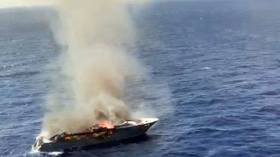 Yacht in fiamme al largo della Sardegna, in 17 si salvano sul tender