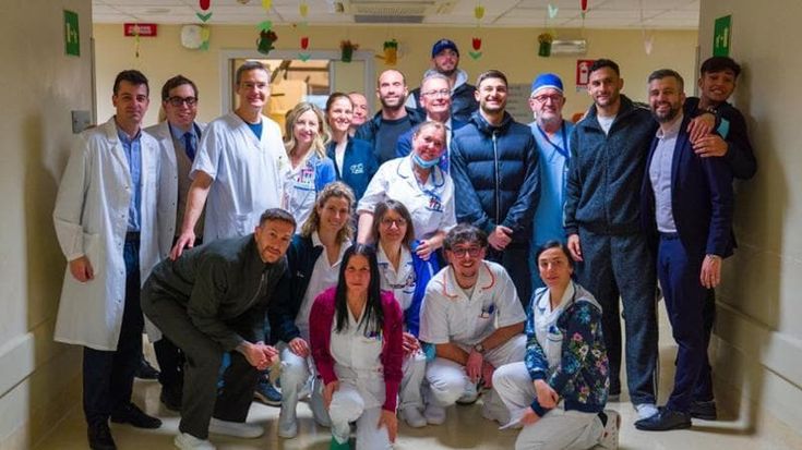 Sorrisi, uova e peluche in corsia: i giocatori del Bologna in visita ai bimbi ricoverati al Rizzoli