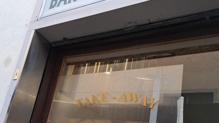 Spaccate in centro a Firenze, danni al bistrot Damiano. Il gestore: “Non riconosco più questa città, forse me ne vado”