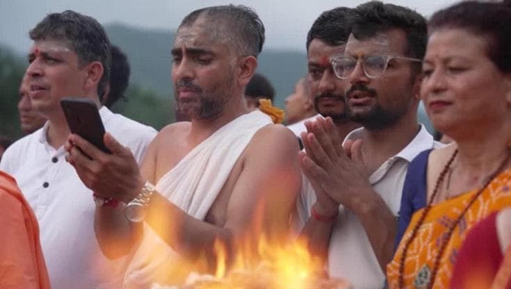 Nepal, preghiera per i defunti vicino al luogo dove sorgeva il tempio portato via dall'alluvione