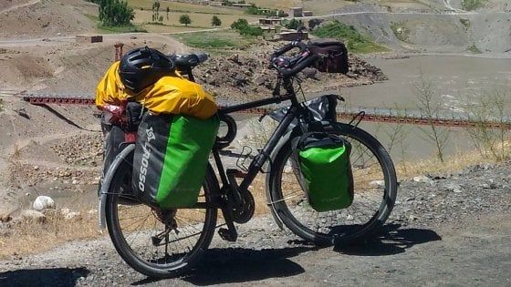 Fa il giro del mondo in bicicletta, ma sulla spiaggia di Castelvolturno gli rubano la bici