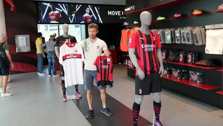La maglia 17 di Leao è la più venduta: la classifica dello store del Milan Campione d'Italia