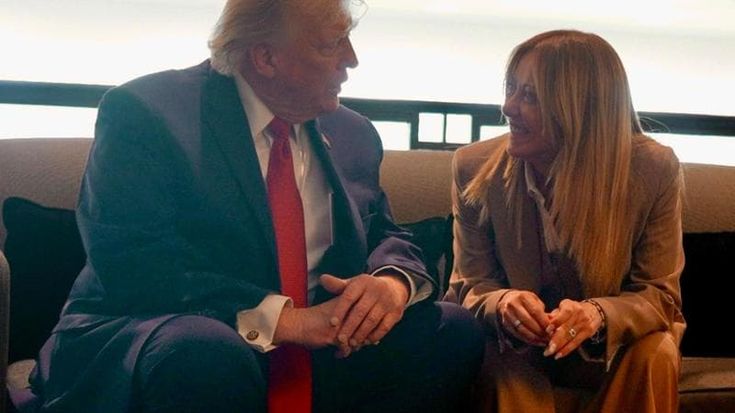 Trump su Meloni: “Mi ha implorato di fare foto con lei, mi ha fatto pena”. Premier: “Allibita”