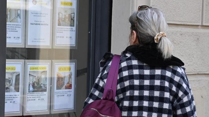Impennata dei canoni d’affitto, si spendono 1.420 euro al mese: “Aumento del 22% in tre anni”