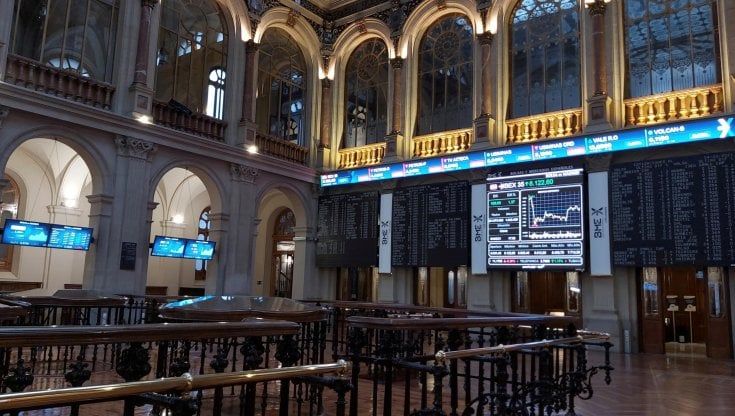 Lo spread chiude a 98 punti, con l'effetto-Draghi è sceso di 18. Milano +0,8%