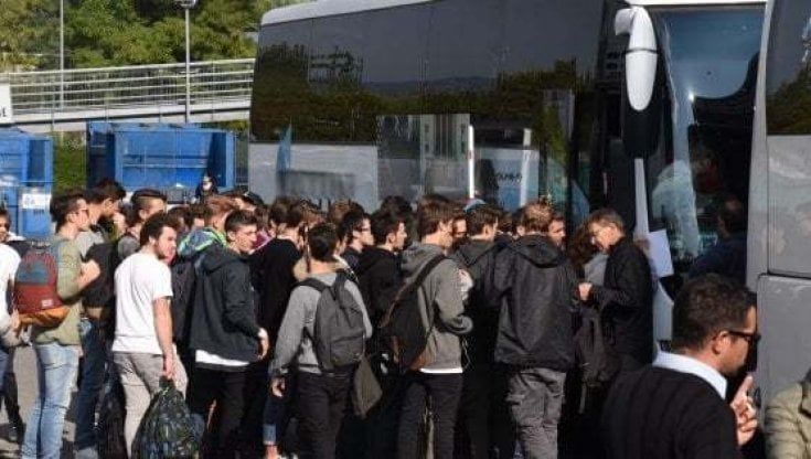Gite scolastiche troppo care, le famiglie non ce la fanno: niente aerei per le scuole di Roma, si viaggia in Italia 