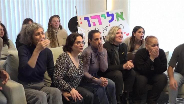Medio Oriente, liberati i tre ostaggi israeliani: lacrime di gioia a Tel Aviv