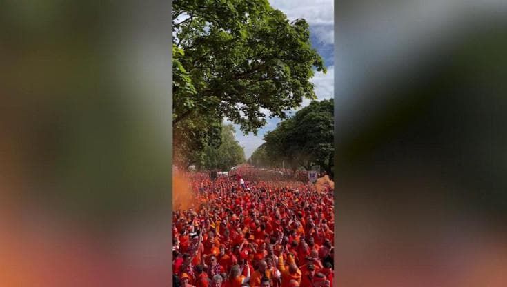 Euro 2024, l'incredibile fiume arancione dei tifosi olandesi ad Amburgo