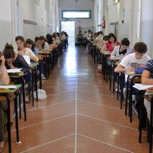 Viaggio nella fabbrica che crea i temi di maturit&agrave;