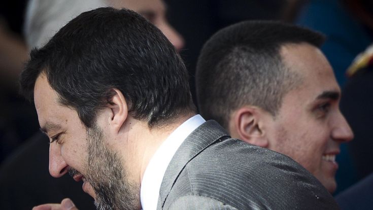 Il M5S cambia in corsa il reddito: spunta l’obbligo di trasferimento