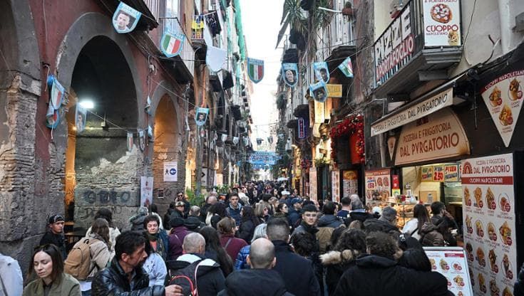 Napoli, Capodanno da sold out: in arrivo 760 mila turisti,ma lo shopping è in crisi