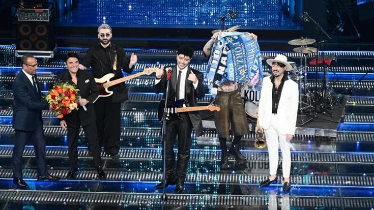 Sal Da Vinci e i Kolors accendono Sanremo, cori per Napoli e Pino Daniele con Hunt e Clementino