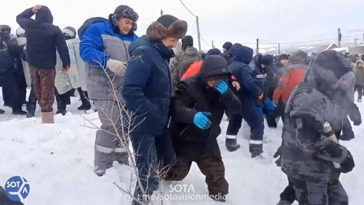 Russia, proteste per la condanna di un attivista: in Bashkiria la polizia disperde i manifestanti con manganellate e lacrimogeni