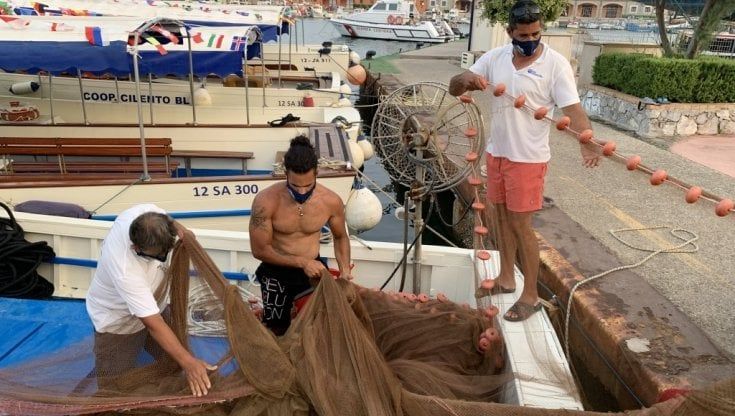  Camerota, i pescatori si preparano alla prima lamparata dopo il lockdown 