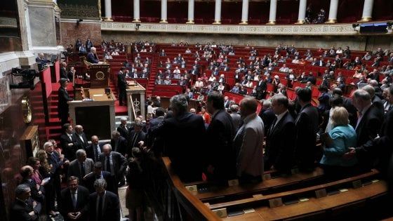 Francia, Jobs Act: Valls scavalca l'Assemblea Nazionale. Deputati lasciano l'aula